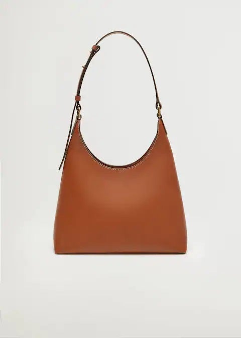 Si lo tuyo son los clásicos lisos para toda la vida, este bolso de piel sostenible con diseño triangular y asa ajustable es tu compra de otoño. En la nueva colección de Mango por 89,99 euros.