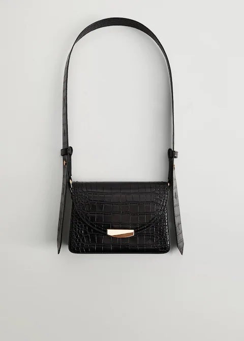 Bolso mini efecto cocodrilo con asa ancha ajustable. (25,99 euros).