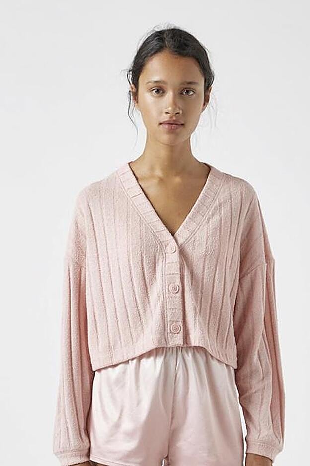 La chaqueta de punto amorosa y calentita es otra de las piezas estrella de la colección.