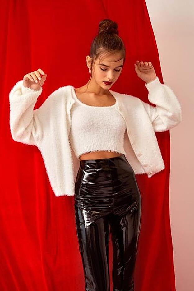 Leggings de vinilo de las novedades de Stradivarius (19,99 euros).