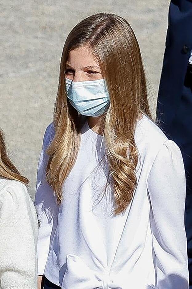 Sofía ha elegido una melena suelta con ondas para acompañar su look durante el acto de la Fiesta Nacional.