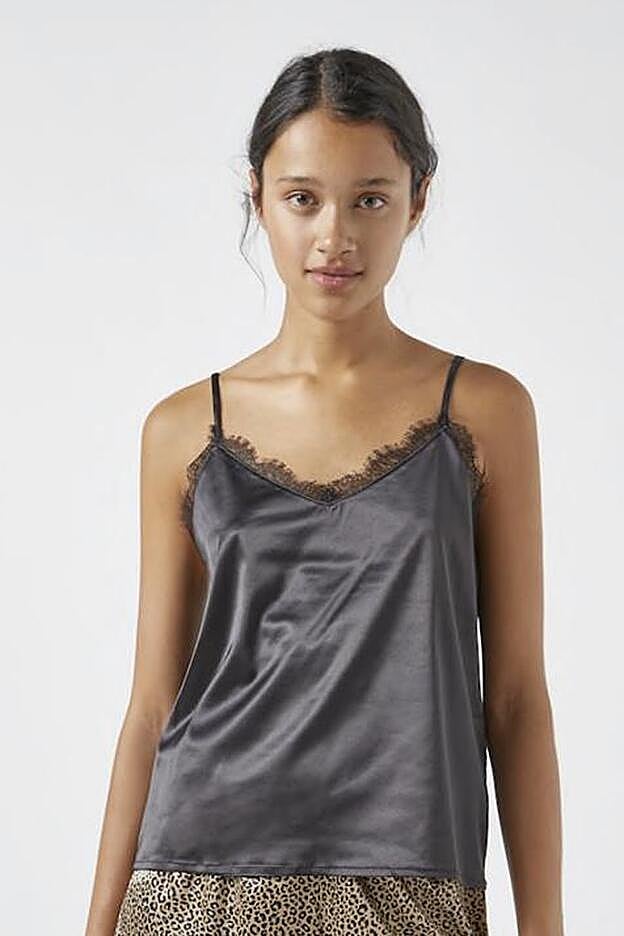 El top lencero de Pull & Bear se puede llevar a juego con los conjuntos de raso de la firma o bien para salir a la calle con unos vaqueros.
