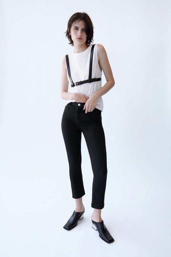 Ni, por supuesto, puede faltar un par de vaqueros negros de silueta pitillo, nuestros mejores aliados para conseguir un efecto 'piernas más delgadas' en cualquier talla y con cualquier tipo de zapatos. Estos, de los Special Prices de Zara, cuestan 15.99 euros.