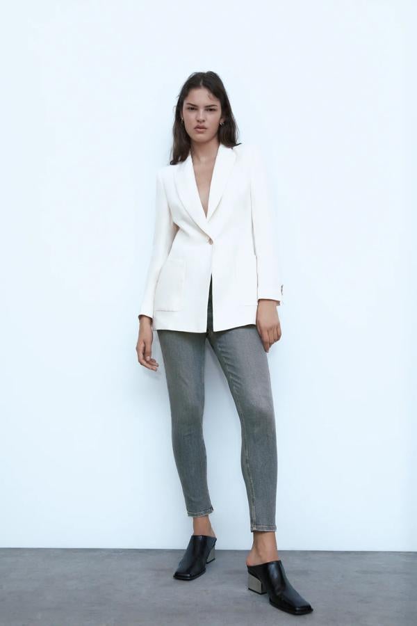 Estos vaqueros pitillo en color gris, además de sentar como un guante, se convertirán en tus favoritos para combinar con americanas y blazers y conseguir looks 'working girl' arregaldos, pero informales. Cuestan 15.99 euros en los Special Prices de Zara.