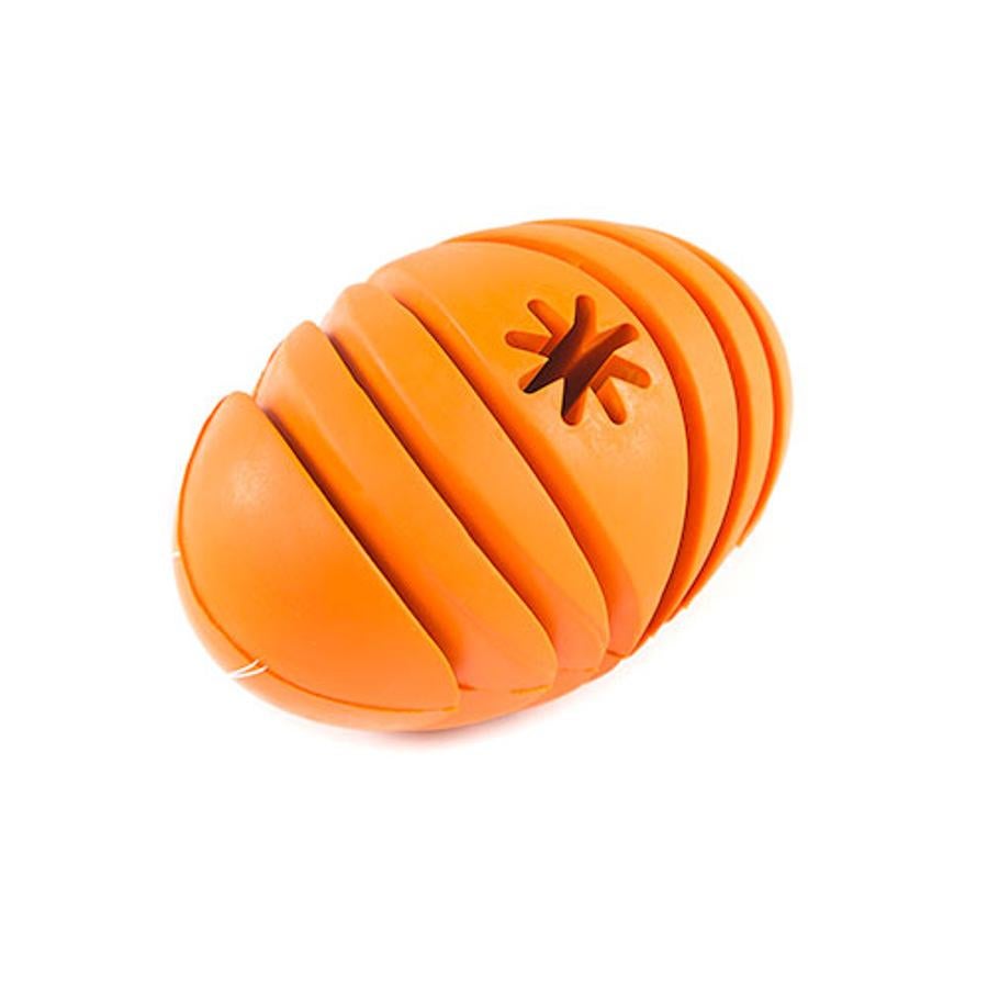 Un juguete ideal para que tu mascota se entretenga, fortalezca su mandíbula y reciba su recompensa de una forma sencilla y divertida. Esta pelota de rugby protagolosinas para perros TK-Pet cuenta con ranuras de distintos tamaños, para que puedas aumentar la dificultad progresivamente. Está en  Tiendanimal, rebajado a 12,39 euros.