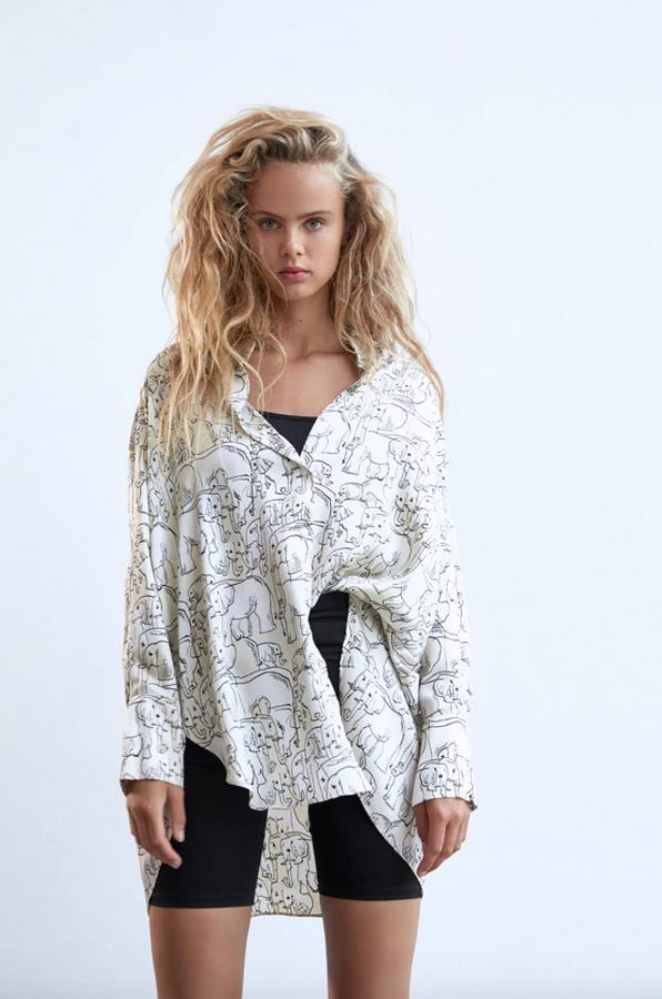 Con cuello solapa y mangas largas acabadas en puño, esta camisa blanca con estampado de elefantes es de Zara y está confeccionada con al menos un 50% de poliéster reciclado. Con bajo asimétrico, cuesta 22,95 euros y está disponible entre las tallas XS y XXL.