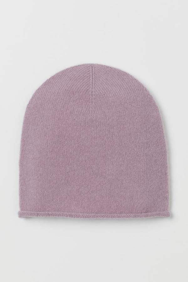 En punto de cachemira suave con borde enrollado, este gorro de H&M está disponible en lila claro, beige y negro y tiene un precio de 24,99 euros.