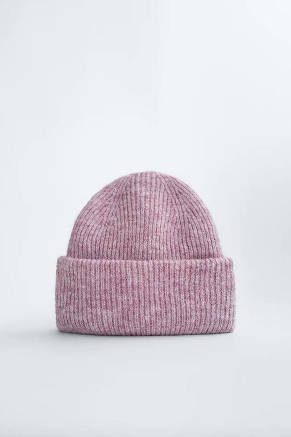 Disponible en malva, verde agua, negro y beige, este gorro de lana con vuelta en el bajo es de Zara y tiene un precio de 12,95 euros.