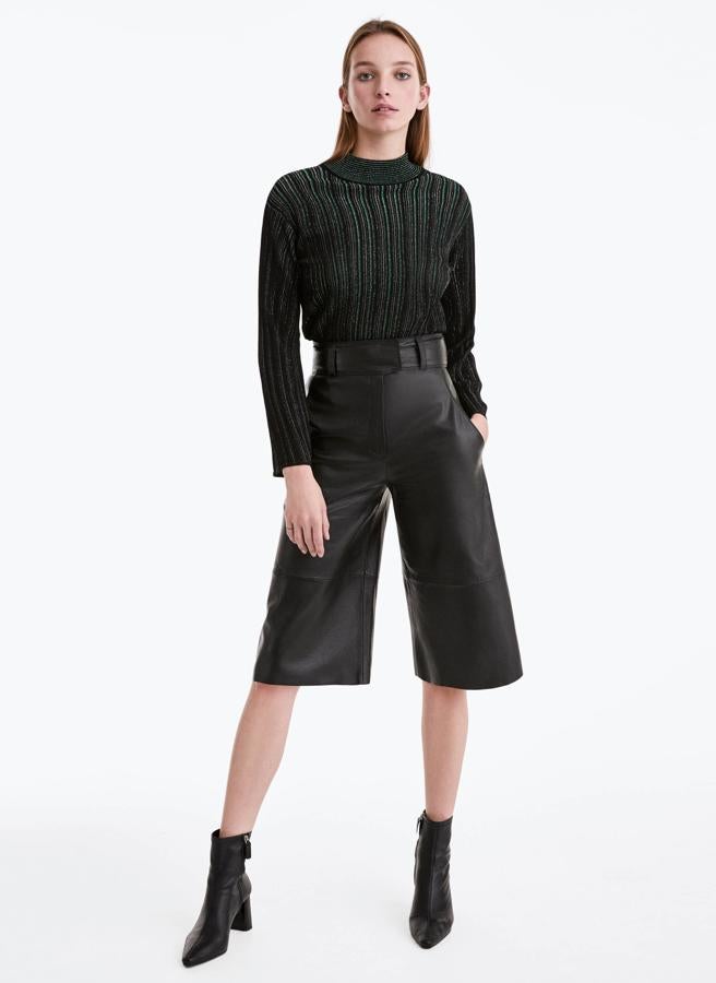 Apto para llevar a la oficina, con un jersey de manga largo y un par de botines de media caña, de Uterqüe (199 €).