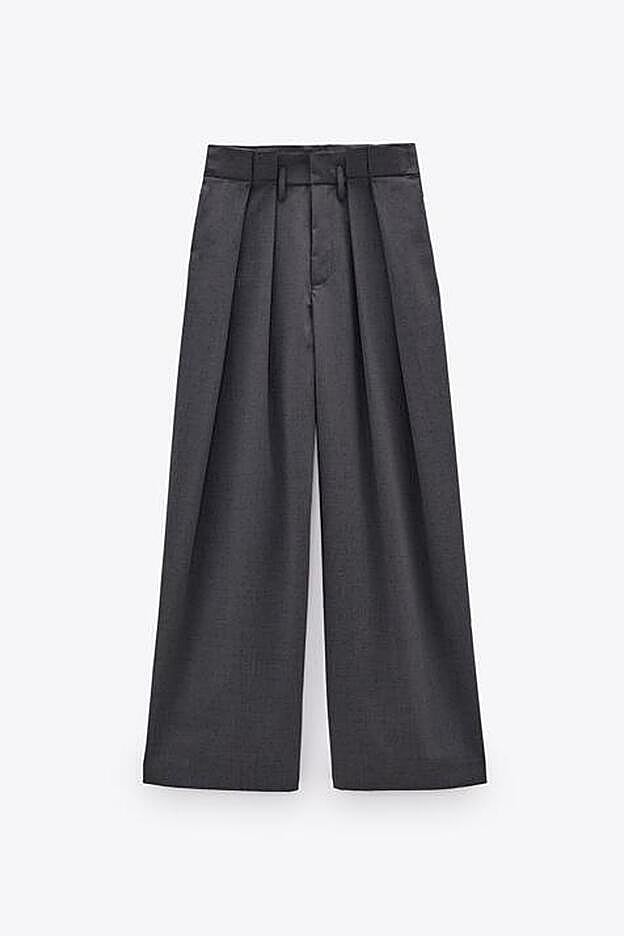 Pantalón gris de pinzas con la pernera ancha de Zara.