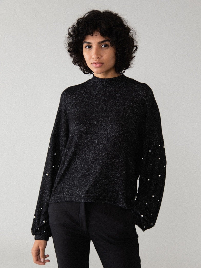 Eleva tus looks básicos de otoño a otro nivel con este jersey con perlas bordadas de Lefties. (12,99 euros).