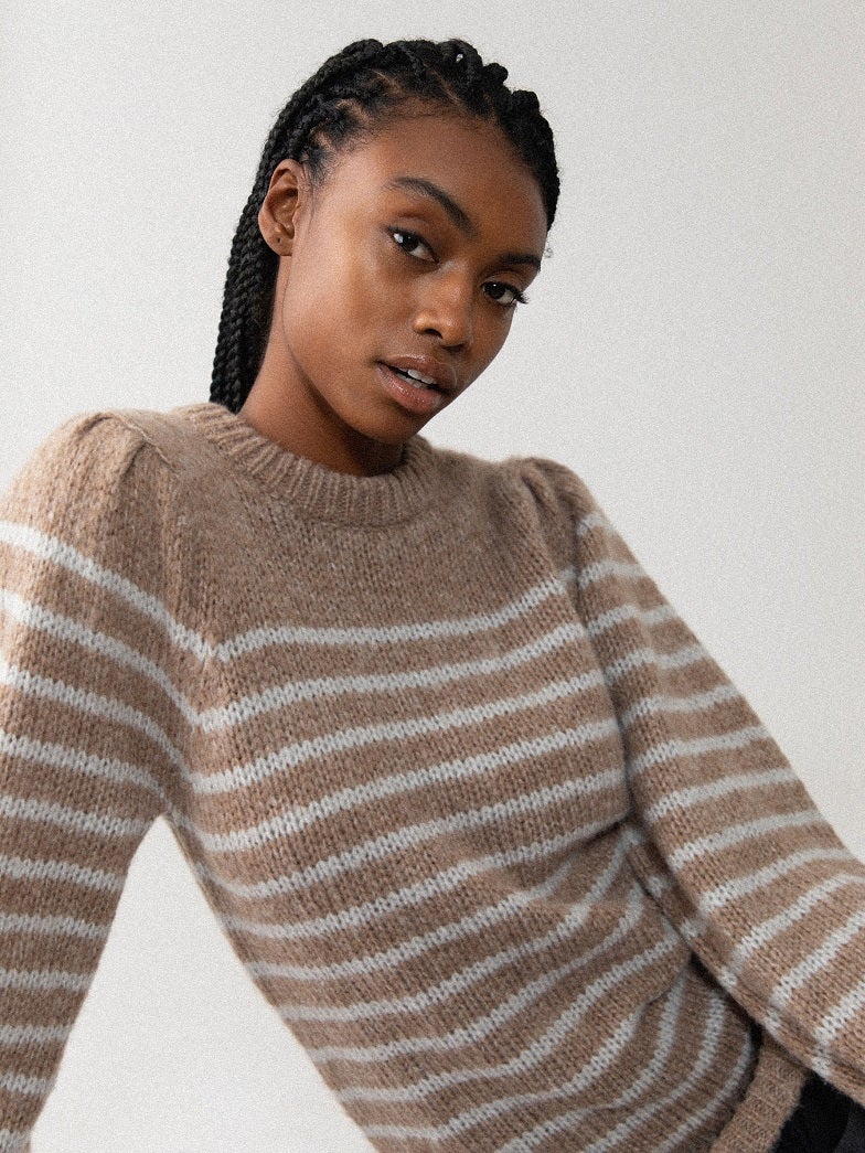 Jersey con mangas abullonadas y estampado de rayas. (15,99 euros).