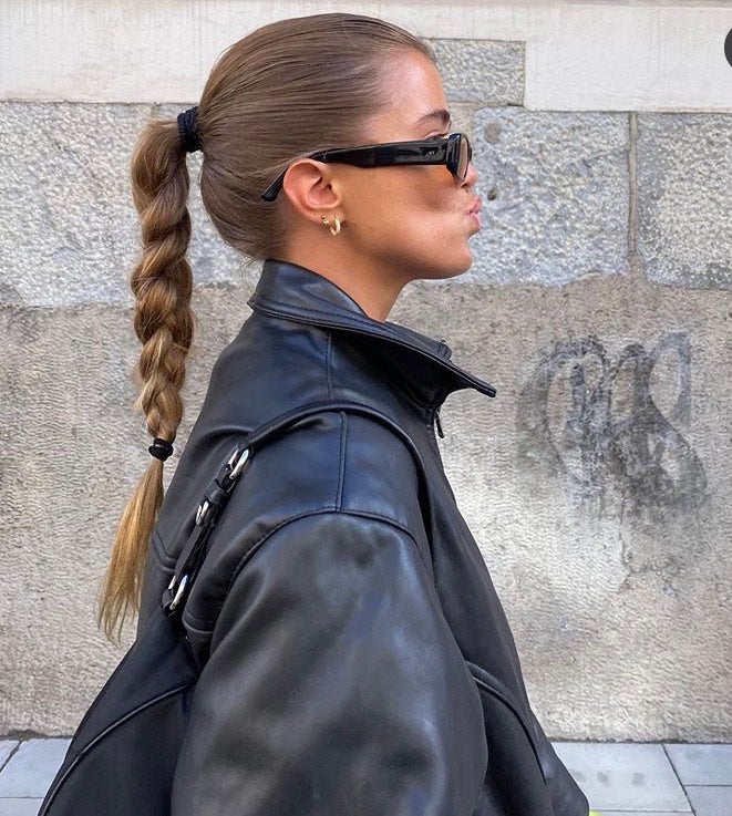 Dos coleteros y un peine es todo lo que necesitas para hacer esta coleta trenzada que arregla al instante para toda la jornada (videollamadas de trabajo incluidas). Haz una culeta pulida, divídela en tres partes, realiza la trenza y sujétala. Lista en menos de 5 minutos.