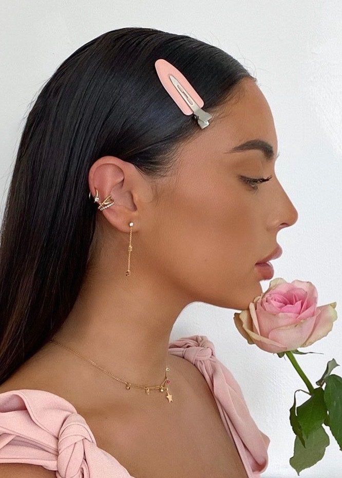 Si te sientes cómoda con los accesorios y son tu mejor aliado, la opción de la horquilla lateral siempre es un acierto. Pule tu melena y coloca la pinza donde más te guste. Deslumbrarás en cualquier videollamada de trabajo.