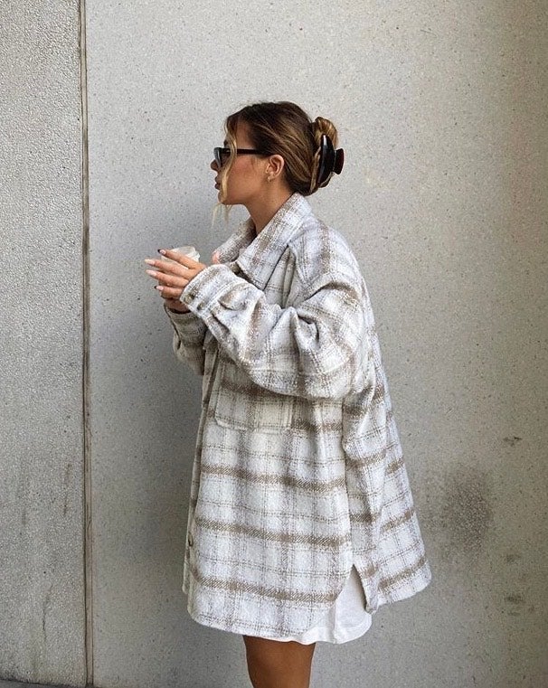 Aunque te siga pareciendo de estar por casa, la pinza para el pelo es un accesorio muy práctico que ha vuelto a nuestras vidas sin para quedarse. Algunas influencers, como Ellie Beatrice Joslin, la llevan las 24 horas del día sin perder ni un ápice de estilo en moños y semirecogidos.