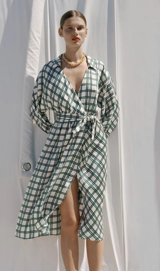 Con cuello camisero y cruzado, este vestiod de estampado de cuadros verdes de Zara se abrocha con un lazo como toque de distinción. Viste mucho pero lo convertirás en una prenda más de sport con el combo que te hemos propuesto. El vestido cuesta 39,95 euros.