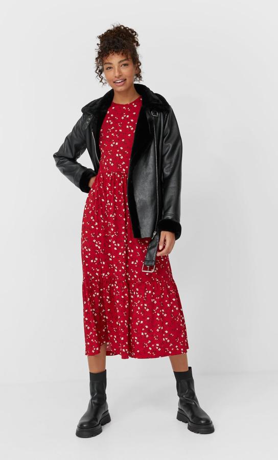 Sencillo y sin pretensiones, con largo midi y manga puffy francesa, este vestido de Stradivarius está disponible en un montón de estampados diferentes y cuesta solo 17,99 euros.