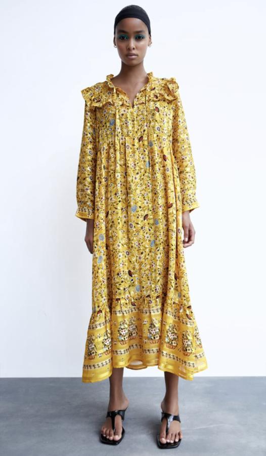 Las tallas más grande esmpiezan a agotarse en este vestido de Zara de inspiración boho, con detalles dorados y estampado de flores que nos ha enamorado gracias su favorecedor color amarillo. Su precio es de 39,95 euros.