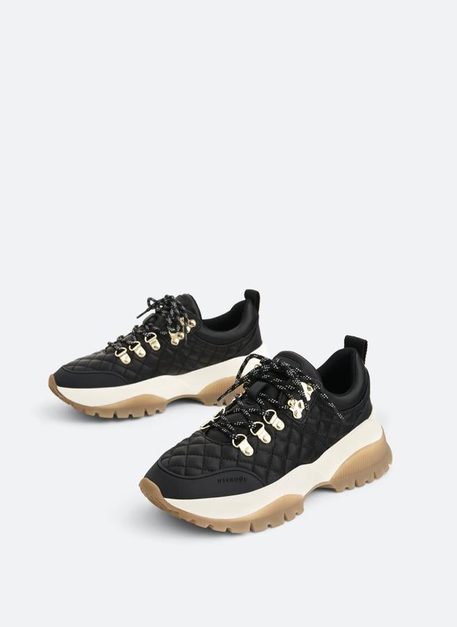Elaborada en corte de piel de vacuno, esta deportiva negra con suela plana en blanco y beige tiene acabado acolchado en negro y cierre mediante cordones estilo montañés. Tienen un precio de 99 euros y están disponibles en los números 35, 36, 37 y 42.
