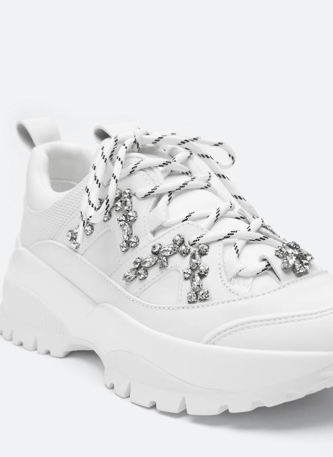 Con joyas incrustadas en su diseño monocolor en blanco, estas deportivas elaboradas en corte de piel de vacuno e inserciones de tejido vienen con cordones a tono. Cuestan 119 euros y solo quedan en el número 37.