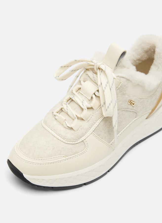 En color crudo, con corte de tejido e inserciones de piel de vacuno, estas deportivas vienen con forro de pelo de cordero en el tobillo, cierre de cordones y tirador en la lengüeta. Cuestan 99 euros y están disponibles entre los números 35 y 42.