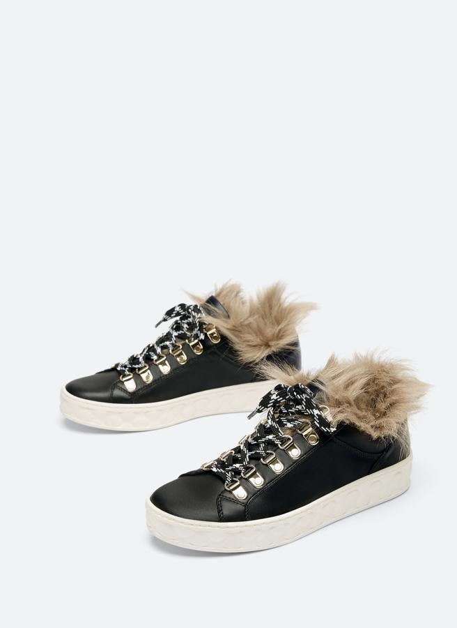 Estas deportivas de suela blanca y corte de piel de vacuno en negro vienen con forro de pelo de cordero en el tobillo. Tienen cierre de cordones estilo montañés y están disponibles entre los números 35 y 42 por 99 euros.
