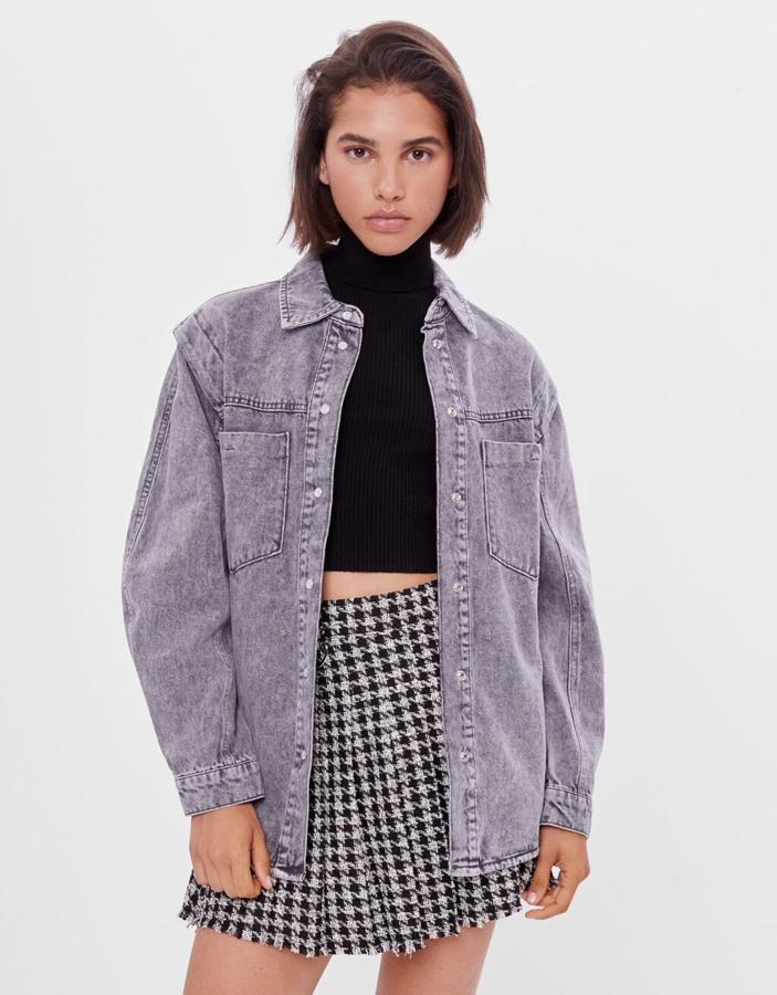 En negro desgastado, con bolsillos de tapeta en el pecho, cierre de botones a presión y mangas acabadas en puño, esta sobrecamisa de Bershka está rebajada y de 35,99 euros ha pasado a costar 21,59 euros. Está disponible entre las tallas XS-S y M-L.