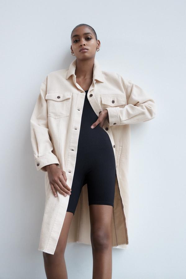 Diseño largo para esta sobrecamisa de pana de Zara en color crudo con cuello solapa y bolsillos de plastrón con solapa en el frontal. El bajo tiene acabado deshilachado y cuesta 39,95 euros. Está disponible entre las tallas XS y XL.