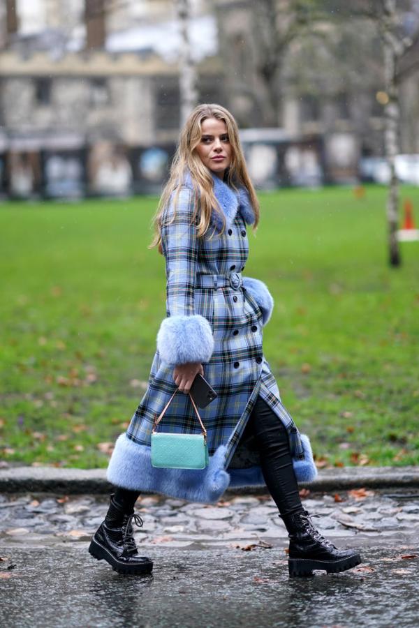 Los detalles de pelo están a la orden del día y esta pieza en tonos pastel destila acordes románticos que contrastan a la perfección con un par de botas militares.