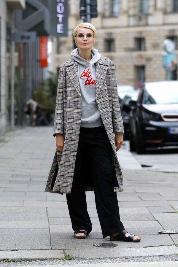 En el lado más casual de la tendencia, un pieza tres cuartos con estampado de microcuadros es capaz de encontrar puntos en común con una sudadera con capucha.