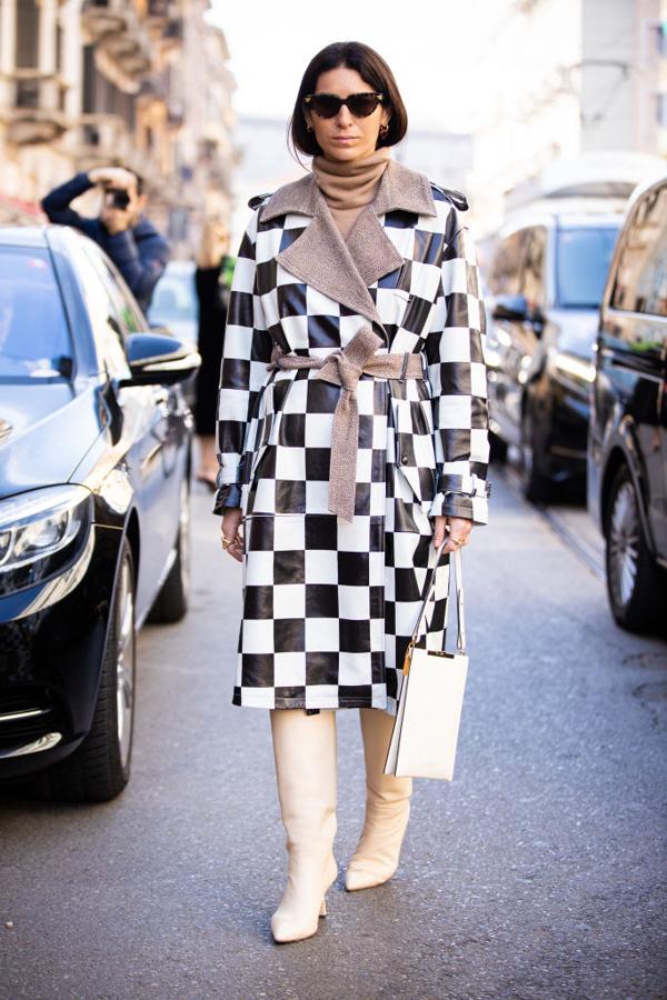 De piel, con forro de borrego y un llamativo efecto ajedrezado en tonos bicolor. Los accesorios también se decantan por el espectro más neutro de la paleta.