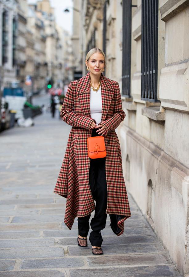 Una versión elegante y femenina, entallada en la cintura y de largo asimétrico, perfecta para un look monocromático, joyas doradas y minimalistas y accesorios pequeños pero llamativos.