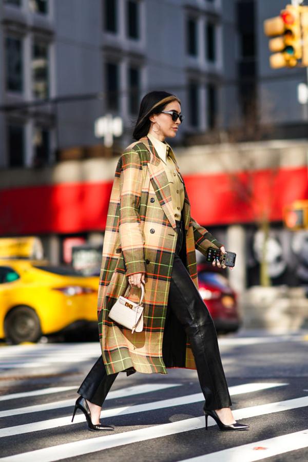 De nuevo una faceta más masculina del abrigo de cuadros, a la que se añaden un par de pantalones de cuero negro, salones de tacón alto y un microbolso para darle el giro sofisticado y femenino para cualquier jornada cotidiana.