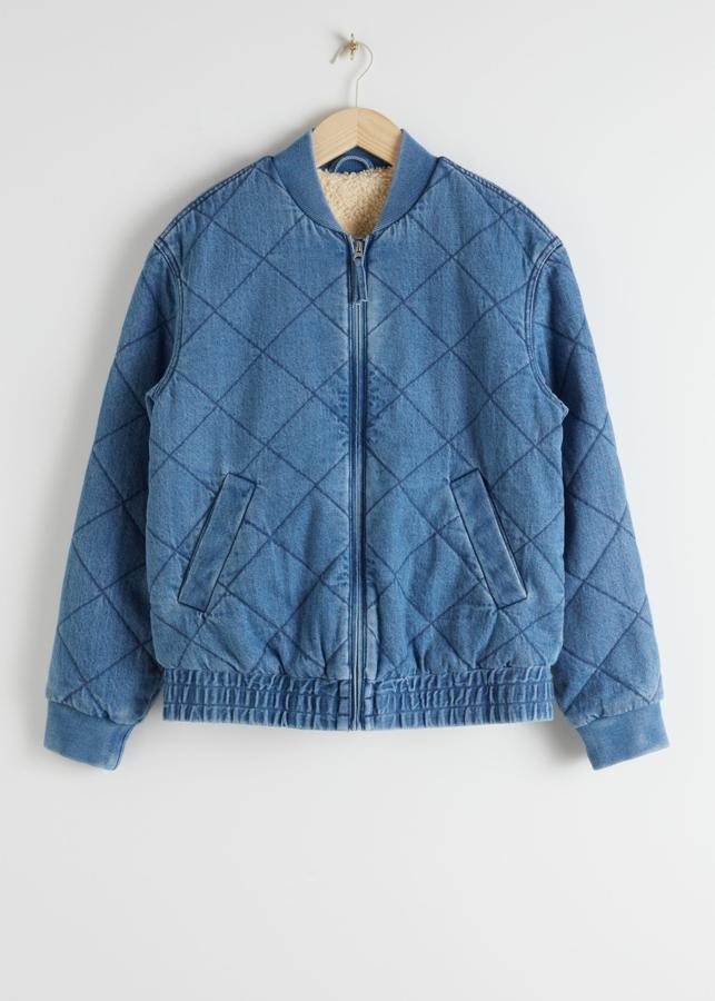 Cazadora denim tipo bomber, acolchada y con refuerzo de borrego en el interior, de las rebajas de & Other Stories (64 euros).