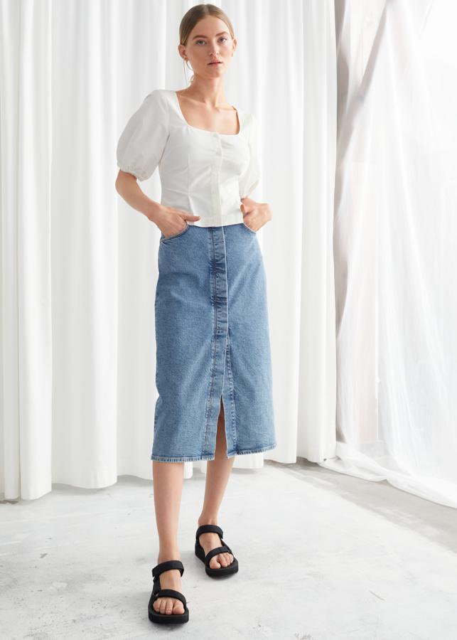 Falda vaquera midi con botones escondidos bajo una solapa, de las rebajas de & Other Stories (48 euros).