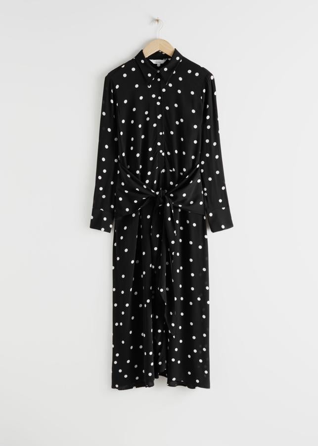 Vestido midi de lunares, de coret camisero, de las rebajas de & Other Stories (39 euros).