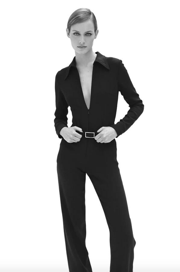 De cuello solapa y manga larga acabada en puño, este mono de Zara viene con cinturón de hebilla metálica, bolsillos en delantero con cremallera oculta en costura y bajo de las perneras con aberturas laterales. Disponible entre las tallas XS y XL, este icónico diseño de la firma tiene un precio de 69,95 euros.