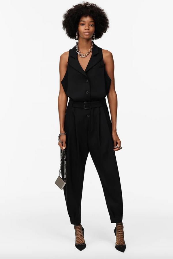 Confeccionado con tejido en mezcla de lana, este mono de la última edición limitada de Zara viene con cuello solapa y escote de pico con mangas sisa viene con bolsillos laterales, cinturón con hebilla metálica y detalle de pinzas. Con bajo acabado abullonado con pinzas y puño ajustable con botones, tiene un precio de 79,95 euros y está disponible entre las tallas XS y L.