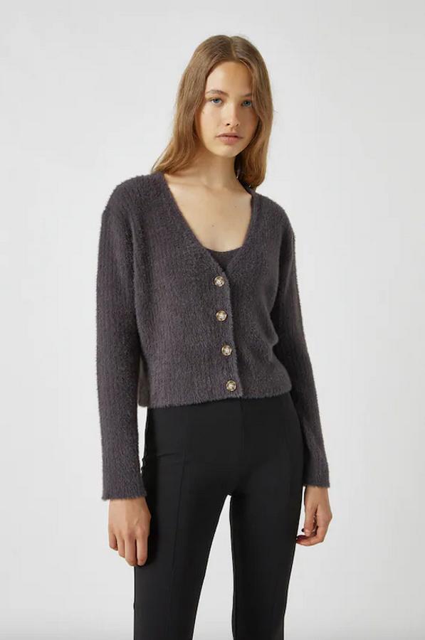Otra de las chaquetas de pelo corto de Pull&Bear es esta en gris antracita con escote de pico y cierre de botones delanteros a contraste. Tiene un precio de 22,99 euros y está disponible entre las tallas XS y L.