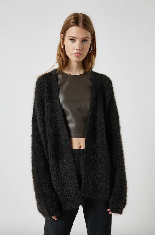 Esta chaqueta de pelo corto con mangas con volumen y escote de pico está disponible en negro y en tostado. Tiene un precio de 25,99 euros y la primera solo queda en la L y la segunda en la XS, S y M.