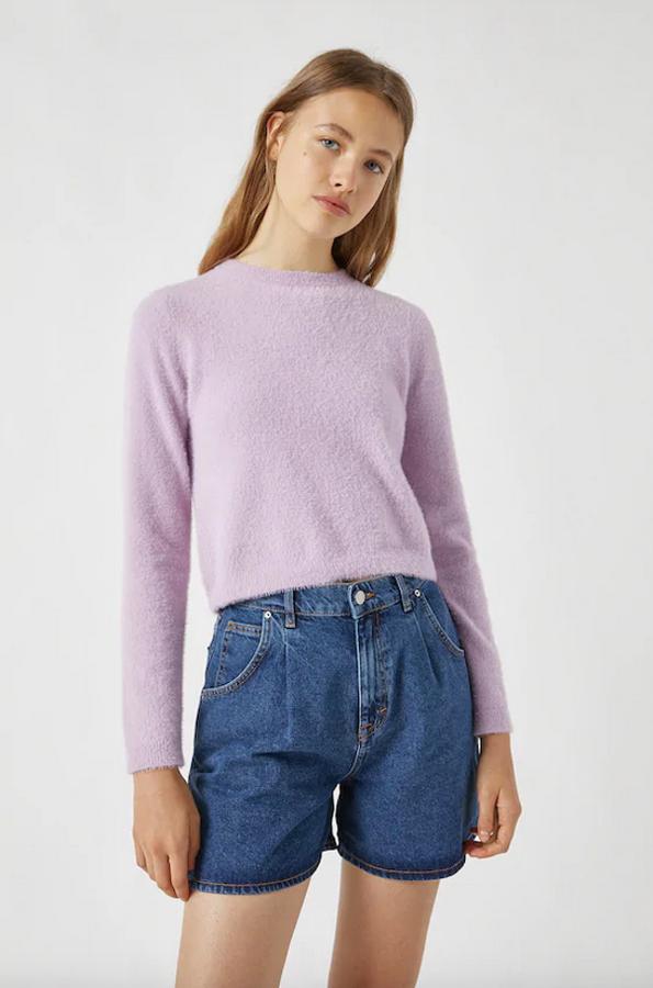 De venta exclusiva en la web de Pull&Bear, este jersey de pelo corto en color lila viene con mangas largas, cuello redondo y cuerpo cropped. Tiene un precio de 17,99 euros y está disponible entre las tallas XS y XL.