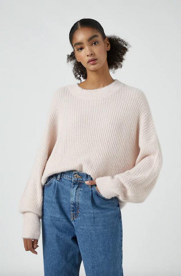 Para la amantes de los tonos claros está este jersey en rosa nude de diseño holgado con pelo corto en canalé y cuello redondo. Tiene un precio de 22,99 euros y está disponible entre las tallas XS y L.