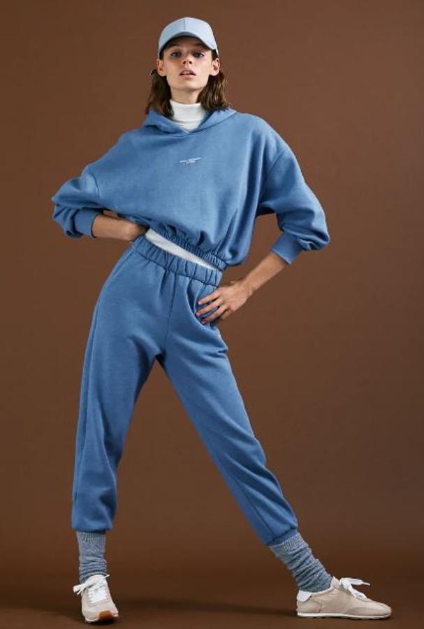 Chándal de sudadera con capucha (22,95 euros) y pantalón jogger (19,95 euros) en color azul, de Zara.