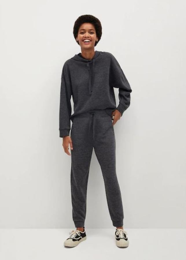 Chándal gris jaspeado de Mango con sudadera con capucha (19,99 euros) y pantalón a juego (25,99 euros).