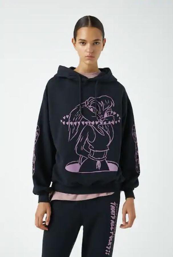 Chandal de la colección de Looney Tunes para Pull&Bear con sudadera negra y estampado lila (29,99 euros) y pantalón a conjunto (19,99 euros).