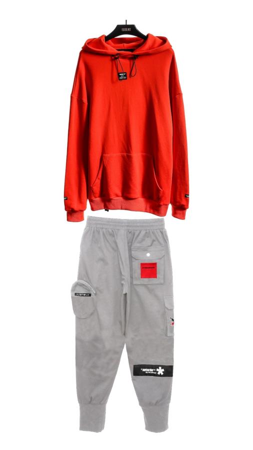 Chándal con sudadera con capucha roja y pantalón jogger gris, de Mod Wave Movement.