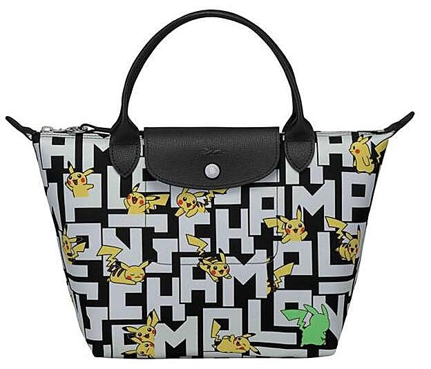 Bolso Le Pliage de lona y cuero con estampado de Pikachu, de Longchamp (195 €).