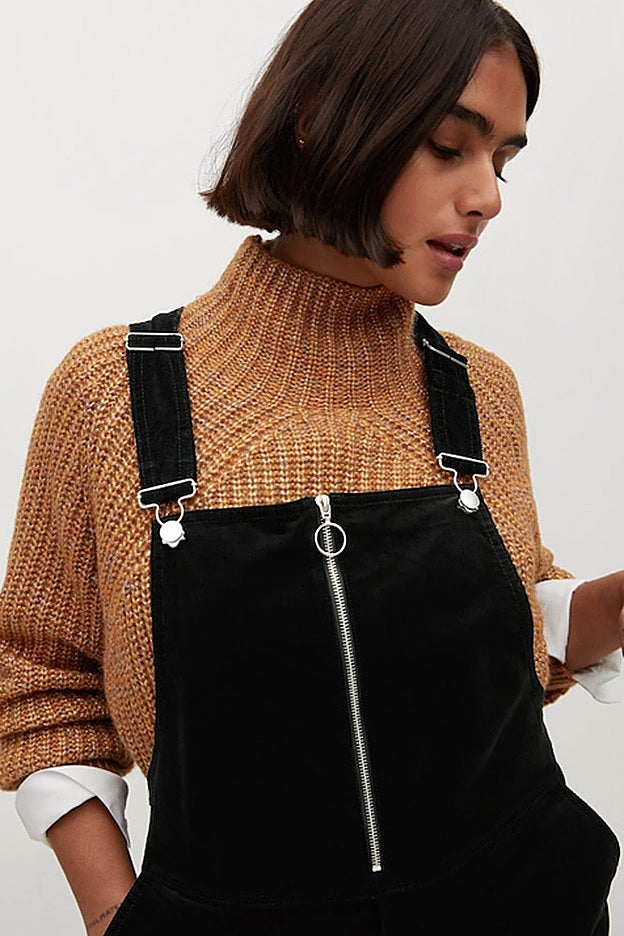 Detalle de la cremallera y los tirantes del peto de algodón de Violeta.