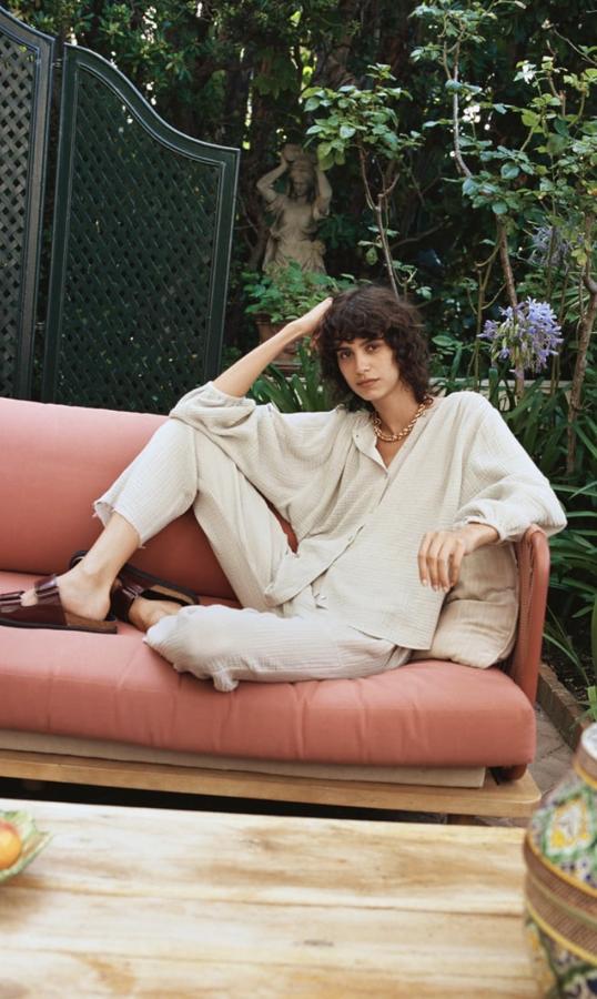 De estilo 100% relajado, este conjunto de bambula en tono gris claro se agota una y otra vez. Un pantalón amplio que se ajusta con cordones (29,95 euros) y una blusa oversize que no puede ser más cómoda (29,95 euros), si te has qudado sin él, estate atenta, lo reponen de vez en cuando y te sirve tanto para estar en casa como para salir a la calle.