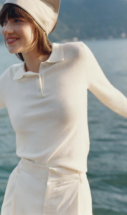 El  jersey de cuello polo  es una de las tendencias que má snos gustan para este otoño/invierno. Y son un éxito, tanto que este en tonos básicos de Zara ya es historia. Sí puedes conseguir tallas de este mismo modelo pero en color gris, y también por poco tiempo (29,95 euros).